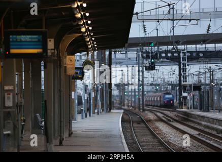 191211 -- PARIS, le 11 décembre 2019 -- le quai est vu sans personne à la période de pointe des navettes dans la soirée à la gare Saint Lazare à Paris, France, le 10 décembre 2019. Les travailleurs français des transports ont quitté leur emploi, se rendant dans les services de train, de métro et de bus mardi pour la sixième journée consécutive, tandis que des fonctionnaires, des enseignants et des étudiants se sont joints à la grève pour plier le gouvernement sur son plan de réforme du système de retraite du pays. FRANCE-PARIS-GRÈVE SUR LA RÉFORME DES RETRAITES-TRAFIC GAOXJING PUBLICATIONXNOTXINXCHN Banque D'Images