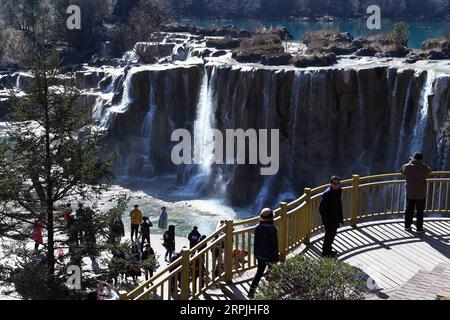 191211 -- LIJIANG, le 11 décembre 2019 -- des touristes visitent la vallée de la Lune bleue à Lijiang, dans la province du Yunnan du sud-ouest de la Chine, le 10 décembre 2019. CHINE-YUNNAN-BLUE MOON VALLEY CN YANGXZONGYOU PUBLICATIONXNOTXINXCHN Banque D'Images