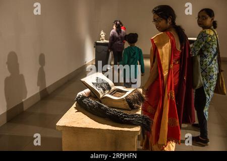 191211 -- KOLKATA, 11 décembre 2019 -- les visiteurs regardent des installations artistiques à l'exposition intitulée There is Nothing Natural or Inevitable about violence towards Women à Kolkata, en Inde, le 10 décembre 2019. INDIA-KOLKATA-ART POUR LA VIOLENCE CONTRE LES FEMMES TUMPAXMONDAL PUBLICATIONXNOTXINXCHN Banque D'Images