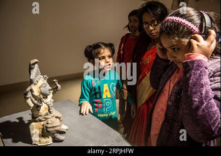 191211 -- KOLKATA, 11 décembre 2019 -- les visiteurs regardent des installations artistiques à l'exposition intitulée There is Nothing Natural or Inevitable about violence towards Women à Kolkata, en Inde, le 10 décembre 2019. INDIA-KOLKATA-ART POUR LA VIOLENCE CONTRE LES FEMMES TUMPAXMONDAL PUBLICATIONXNOTXINXCHN Banque D'Images