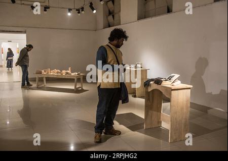 191211 -- KOLKATA, 11 décembre 2019 -- les visiteurs regardent des installations artistiques à l'exposition intitulée There is Nothing Natural or Inevitable about violence towards Women à Kolkata, en Inde, le 10 décembre 2019. INDIA-KOLKATA-ART POUR LA VIOLENCE CONTRE LES FEMMES TUMPAXMONDAL PUBLICATIONXNOTXINXCHN Banque D'Images