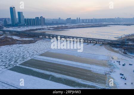 191211 -- HARBIN, 11 décembre 2019 -- une photo aérienne montre des travailleurs ramassant de la glace sur la rivière Songhua à Harbin, capitale de la province du Heilongjiang du nord-est de la Chine, 11 décembre 2019. Les glaçons recueillis dans la rivière Songhua gelée seront utilisés dans la décoration de la ville. Photo de /Xinhua CHINA-HARBIN-ICE COLLECTIONNANT CN XiexJianfei PUBLICATIONxNOTxINxCHN Banque D'Images