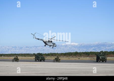 191211 -- ZADAR CROATIE, le 11 décembre 2019 -- des soldats participent à un exercice de démonstration à la base militaire de Zemunik à Zadar, Croatie, le 11 décembre 2019. Un centre d'entraînement de l'armée de l'air a ouvert mercredi à la base militaire de Zemunik. /Pixsell via Xinhua CROATIE-ZADAR-ZEMUNIK BASE MILITAIRE MarkoxDimic PUBLICATIONxNOTxINxCHN Banque D'Images