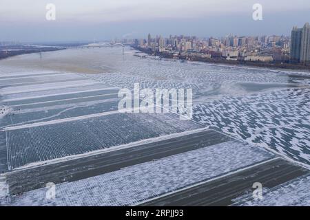 191212 -- HARBIN, 12 décembre 2019 -- une photo aérienne prise le 11 décembre 2019 montre la rivière Songhua gelée à Harbin, capitale de la province du Heilongjiang du nord-est de la Chine. Les glaçons recueillis dans la rivière Songhua gelée seront utilisés lors du prochain festival de la neige à Harbin. Photo de /Xinhua CHINA-HARBIN-ICE COLLECTIONNANT CN XiexJianfei PUBLICATIONxNOTxINxCHN Banque D'Images