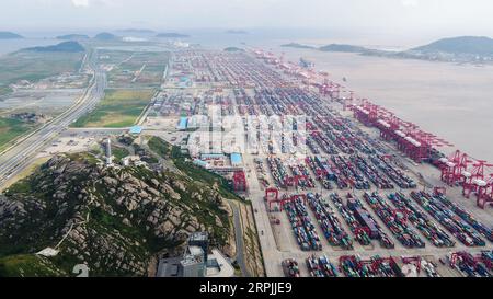 191212 -- PÉKIN, 12 décembre 2019 -- une photo aérienne prise le 16 octobre 2019 montre le port en eau profonde de Yangshan à Shanghai, dans l est de la Chine. CHINE-ÉCONOMIE CN DingxTing PUBLICATIONxNOTxINxCHN Banque D'Images