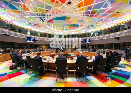 191213 -- BRUXELLES, le 13 décembre 2019 -- une photo prise le 13 décembre 2019 montre une table ronde organisée lors de la deuxième journée du sommet de l'UE au siège de l'UE à Bruxelles, en Belgique. BELGIQUE-BRUXELLES-UE-SOMMET ZhangxCheng PUBLICATIONxNOTxINxCHN Banque D'Images