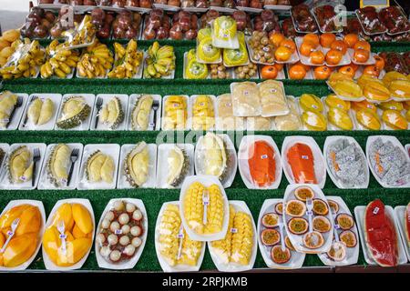 Fruits exotiques sur le comptoir au marché en Thaïlande Banque D'Images