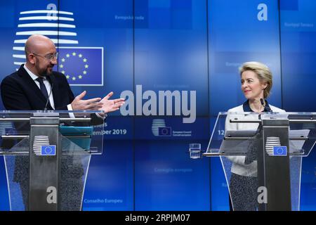 191213 -- BRUXELLES, le 13 décembre 2019 -- le président du Conseil européen Charles Michel L et la présidente de la Commission européenne Ursula Von Der Leyen assistent à une conférence de presse à la fin du sommet de l'UE à Bruxelles, Belgique, le 13 décembre 2019. BELGIQUE-BRUXELLES-UE-SOMMET-CLÔTURE ZhangxCheng PUBLICATIONxNOTxINxCHN Banque D'Images