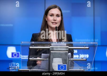 191213 -- BRUXELLES, le 13 décembre 2019 -- la première ministre finlandaise Sanna Marin assiste à une conférence de presse à la fin du sommet de l'UE à Bruxelles, Belgique, le 13 décembre 2019. BELGIQUE-BRUXELLES-UE-SOMMET-CLÔTURE ZhangxCheng PUBLICATIONxNOTxINxCHN Banque D'Images