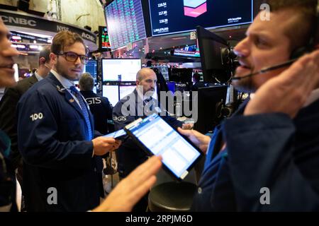 191213 -- NEW YORK, le 13 décembre 2019 -- les commerçants travaillent à la Bourse de New York, aux États-Unis, le 13 décembre 2019. Les actions américaines ont terminé à la hausse vendredi alors que les investisseurs digéraient les mises à jour sur le commerce entre les États-Unis et la Chine et une foule de données économiques. La moyenne industrielle du Dow Jones a augmenté de 3,33 points, soit 0,01 %, pour atteindre 28 135,38. Le S&P 500 a augmenté de 0,23 points, soit 0,01 %, pour atteindre 3 168,80 points. L’indice composite Nasdaq a augmenté de 17,56 points, ou 0,20 %, pour atteindre 8 734,88 points. U.S.-NEW YORK-STOCKS WangxYing PUBLICATIONxNOTxINxCHN Banque D'Images