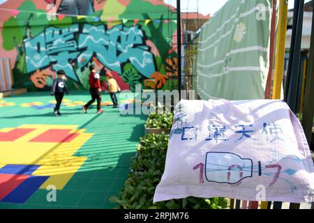 191214 -- HEFEI, 14 décembre 2019 -- Chilren joue dans la zone d'activités sur le toit d'une auberge près de l'hôpital pour enfants à Hefei, dans la province d'Anhui de l'est de la Chine, le 9 décembre 2019. Près de l'hôpital pour enfants à Hefei, il y a un bâtiment rose de deux étages, qui est loué par une organisation non gouvernementale de protection sociale comme auberge qui fournit des chambres gratuites à court terme et une cuisine d'amour auto-assistance pour les familles frappées par la pauvreté avec des enfants qui cherchent des soins médicaux. Dans la cuisine d'amour , eau, électricité, riz, farine, le grain, l'huile et les ustensiles de cuisine sont tous disponibles pour une utilisation gratuite. Afin de faire la Love Kitchen Banque D'Images