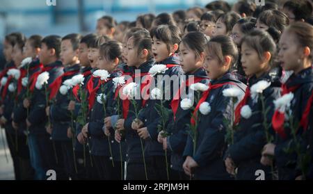 191214 -- BEIJING, le 14 décembre 2019 -- des élèves chantent un hymne national lors d une cérémonie marquant le sixième jour commémoratif national de la Chine pour les victimes du massacre de Nanjing au Monument pour les victimes tuées au quai de Zhongshan lors du massacre de Nanjing, dans la province orientale du Jiangsu, le 13 décembre 2019. PHOTOS XINHUA DU JOUR LixYuze PUBLICATIONxNOTxINxCHN Banque D'Images