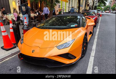 New York City, USA - 03 juin 2023 : Lamborghini Huracan LP 640-4 performante décapotable orange vue de dessus de la voiture garée. Banque D'Images