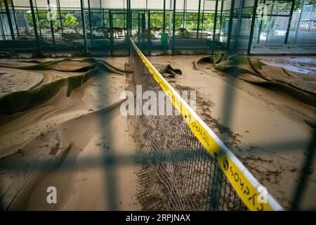 Aldea Del Fresno, Espagne. 04 septembre 2023. Partie d'un court de paddle-tennis avec de la boue et détruit par l'inondation de la rivière Alberche dans la ville d'Aldea del Fresno. Une DANA (Dépression isolée à des niveaux élevés) a provoqué des pluies continues, affectant la zone sud-est de la Communauté de Madrid dans des villes telles que Aldea del Fresno, Villamanta, Villamantilla, Villanueva de Perales, El Álamo et Navalcarnero. (Photo Luis Soto/SOPA Images/Sipa USA) crédit : SIPA USA/Alamy Live News Banque D'Images