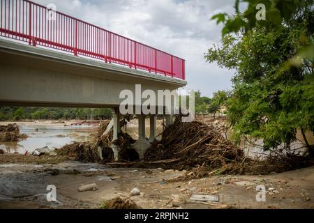Aldea Del Fresno, Espagne. 04 septembre 2023. Une partie du pont qui mène à Chapineria s'est effondrée, après une inondation de la rivière Alberche dans la ville d'Aldea del Fresno. Une DANA (Dépression isolée à des niveaux élevés) a provoqué des pluies continues, affectant la zone sud-est de la Communauté de Madrid dans des villes telles que Aldea del Fresno, Villamanta, Villamantilla, Villanueva de Perales, El Álamo et Navalcarnero. (Photo Luis Soto/SOPA Images/Sipa USA) crédit : SIPA USA/Alamy Live News Banque D'Images
