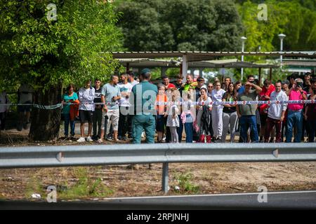 Aldea Del Fresno, Espagne. 04 septembre 2023. Les habitants de l'Aldea del Fresno derrière une bande de police observent une partie du pont de la Pedrera effondré, après une inondation de la rivière Alberche dans la ville d'Aldea del Fresno. Une DANA (Dépression isolée à des niveaux élevés) a provoqué des pluies continues, affectant la zone sud-est de la Communauté de Madrid dans des villes telles que Aldea del Fresno, Villamanta, Villamantilla, Villanueva de Perales, El Álamo et Navalcarnero. (Photo Luis Soto/SOPA Images/Sipa USA) crédit : SIPA USA/Alamy Live News Banque D'Images