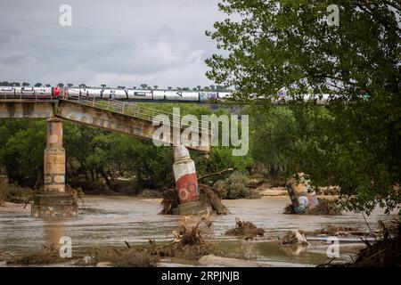 Aldea Del Fresno, Espagne. 04 septembre 2023. Un pont piétonnier effondré, après une inondation de la rivière Alberche dans la ville d'Aldea del Fresno. Une DANA (Dépression isolée à des niveaux élevés) a provoqué des pluies continues, affectant la zone sud-est de la Communauté de Madrid dans des villes telles que Aldea del Fresno, Villamanta, Villamantilla, Villanueva de Perales, El Álamo et Navalcarnero. (Photo Luis Soto/SOPA Images/Sipa USA) crédit : SIPA USA/Alamy Live News Banque D'Images