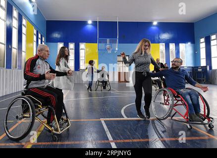191216 -- DAMAS, le 16 décembre 2019 -- des Syriens en fauteuil roulant exécutent des danses de bal lors d'un cours de formation à Damas, en Syrie, le 12 décembre 2019. Dans un centre de réadaptation pour personnes handicapées à Damas, une poignée de personnes en fauteuil roulant ont participé à un cours de danse de cinq jours organisé par le Programme des Nations Unies pour le développement (PNUD), qui est le premier cours de danse en fauteuil roulant dans le pays. A SUIVRE : les danseurs en fauteuil roulant à Damas défient le stéréotype du handicap photo par /Xinhua SYRIA-DAMASCUS-DANSEURS EN FAUTEUIL ROULANT AmmarxSafarjalani PUBLICATIONxNOTxINxCHN Banque D'Images
