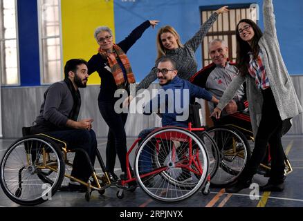 191216 -- DAMAS, le 16 décembre 2019 -- des Syriens en fauteuil roulant exécutent des danses de bal lors d'un cours de formation à Damas, en Syrie, le 12 décembre 2019. Dans un centre de réadaptation pour personnes handicapées à Damas, une poignée de personnes en fauteuil roulant ont participé à un cours de danse de cinq jours organisé par le Programme des Nations Unies pour le développement (PNUD), qui est le premier cours de danse en fauteuil roulant dans le pays. A SUIVRE : les danseurs en fauteuil roulant à Damas défient le stéréotype du handicap photo par /Xinhua SYRIA-DAMASCUS-DANSEURS EN FAUTEUIL ROULANT AmmarxSafarjalani PUBLICATIONxNOTxINxCHN Banque D'Images
