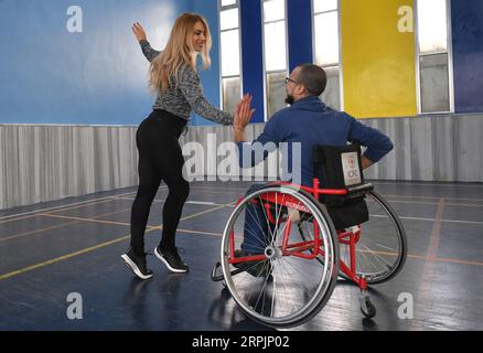 191216 -- DAMAS, le 16 décembre 2019 -- Un syrien en fauteuil roulant exécute des danses de bal lors d'un cours de formation à Damas, en Syrie, le 12 décembre 2019. Dans un centre de réadaptation pour personnes handicapées à Damas, une poignée de personnes en fauteuil roulant ont participé à un cours de danse de cinq jours organisé par le Programme des Nations Unies pour le développement (PNUD), qui est le premier cours de danse en fauteuil roulant dans le pays. A SUIVRE : les danseurs en fauteuil roulant à Damas défient le stéréotype du handicap photo par /Xinhua SYRIA-DAMASCUS-DANSEURS EN FAUTEUIL ROULANT AmmarxSafarjalani PUBLICATIONxNOTxINxCHN Banque D'Images