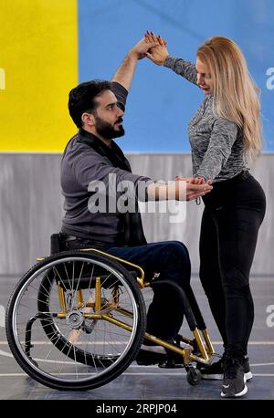 191216 -- DAMAS, le 16 décembre 2019 -- Un syrien en fauteuil roulant exécute des danses de bal lors d'un cours de formation à Damas, en Syrie, le 12 décembre 2019. Dans un centre de réadaptation pour personnes handicapées à Damas, une poignée de personnes en fauteuil roulant ont participé à un cours de danse de cinq jours organisé par le Programme des Nations Unies pour le développement (PNUD), qui est le premier cours de danse en fauteuil roulant dans le pays. A SUIVRE : les danseurs en fauteuil roulant à Damas défient le stéréotype du handicap photo par /Xinhua SYRIA-DAMASCUS-DANSEURS EN FAUTEUIL ROULANT AmmarxSafarjalani PUBLICATIONxNOTxINxCHN Banque D'Images