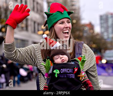 191217 -- BEIJING, le 17 décembre 2019 -- les gens apprécient la 16e parade annuelle du Père Noël sur Columbia Street à New Westminster, le 15 décembre 2019. Photo de /Xinhua XINHUA PHOTOS DU JOUR AndrewxSoong PUBLICATIONxNOTxINxCHN Banque D'Images