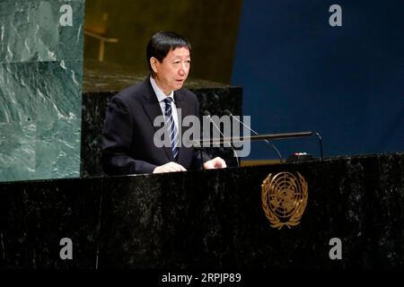 191217 -- NATIONS UNIES, 17 décembre 2019 -- Wu Haitao, représentant permanent adjoint de la Chine auprès des Nations Unies, discours à la 48e séance plénière de la 74e session de l'Assemblée générale des Nations Unies sur le thème du renforcement de la coordination de l'aide humanitaire et des secours en cas de catastrophe des Nations Unies, y compris l'assistance économique spéciale, au siège des Nations Unies à New York, le 16 décembre 2019. L'envoyé chinois a déclaré lundi que la communauté internationale devrait persister dans la résolution des conflits par le dialogue, la consultation et la négociation politique. ONU-ASSEMBLÉE GÉNÉRALE-RÉUNION-CH Banque D'Images