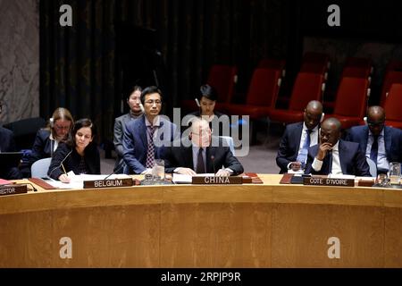 191217 -- NATIONS UNIES, le 17 décembre 2019 -- Zhang Jun, représentant permanent de la Chine auprès des Nations Unies, s'adresse à une réunion du Conseil de sécurité des Nations Unies sur l'Afghanistan au siège des Nations Unies à New York, le 16 décembre 2019. Lundi, l envoyé de la Chine à l ONU a appelé la communauté internationale à continuer de soutenir l Afghanistan. RÉUNION ONU-CONSEIL DE SÉCURITÉ-AFGHANISTAN-ENVOYÉ CHINOIS LIXMUZI PUBLICATIONXNOTXINXCHN Banque D'Images