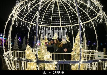 191217 -- CHICAGO, le 17 décembre 2019 -- Un groupe d'amis prend des selfies dans une sphère éclairée au zoo de Lincoln Park à Chicago, aux États-Unis, le 16 décembre 2019. Zoolights est un événement annuel pour saluer Noël et le nouvel an. Photo Joel Lerner/Xinhua U.S.-CHICAGO-LINCOLN PARK ZOO-LIGHTS WangxPing PUBLICATIONxNOTxINxCHN Banque D'Images