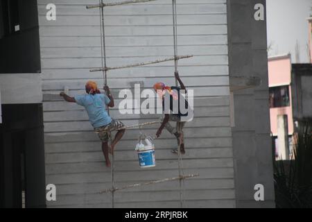 DHAKA Bangladesh 05 septembre 2023. Les travailleurs peignent un immeuble de grande hauteur sur un chantier de construction dans la région de kulil à Dhaka. Les travailleurs risquent leur vie dans leur Banque D'Images