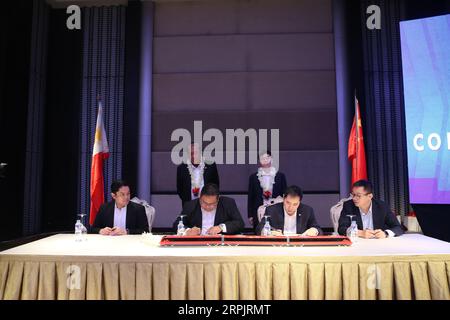 191218 -- MANILLE, 18 décembre 2019 -- Junn Magno 2nd L, front, directeur général des chemins de fer nationaux philippins PNR, et Wang Qiaolin 2nd R, front, directeur général adjoint de la China Railway Rolling stock Corporation CRRC Zhuzhou Locomotive Co., Ltd., signent le contrat sur l'achat de trains à Manille, aux Philippines, le 18 décembre 2019. La Chine et les Philippines ont signé mercredi un accord sur l’achat de trains, les Philippines important pour la première fois des trains de fabrication chinoise. Selon le contrat signé par le fabricant de matériel roulant chinois CRRC Zhuzhou Locomotive Co., Ltd. Et Philip Banque D'Images