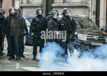 191218 -- PARIS, 18 décembre 2019 Xinhua -- des policiers gardent la garde lors d'une manifestation à Lille, France, le 17 décembre 2019. La France entre mardi dans le 13e jour du mouvement social anti-réforme des retraites, avec un pourcentage élevé de travailleurs des transports et de l'éducation en grève, ainsi que des dizaines de milliers de manifestants qui frappent les rues des principales villes du pays. Photo de Sébastien Courdji/Xinhua FRANCE-LILLE-GRÈVE-DÉMONSTRATION PUBLICATIONxNOTxINxCHN Banque D'Images