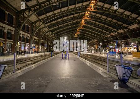 191218 -- PARIS, 18 décembre 2019 Xinhua -- une photo prise le 17 décembre 2019 montre une gare vide à Lille, en France. La France entre mardi dans le 13e jour du mouvement social anti-réforme des retraites, avec un pourcentage élevé de travailleurs des transports et de l'éducation en grève, ainsi que des dizaines de milliers de manifestants qui frappent les rues des principales villes du pays. Photo de Sébastien Courdji/Xinhua FRANCE-LILLE-GRÈVE-DÉMONSTRATION PUBLICATIONxNOTxINxCHN Banque D'Images