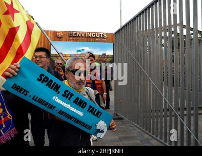 Les gens assistent à une manifestation organisée par l'initiative indépendantiste pro-catalane tsunami Democratic près du stade Camp Nou à Barcelone, en Espagne, le 18 décembre 2019, avant un match de football espagnol de LaLiga entre le FC Barcelone et le Real Madrid au stade Camp Nou. Barcelone affrontera le Real Madrid dans son match de football espagnol de LaLiga, initialement prévu le 26 octobre 2019. EFE/ manifestations avant le match de football du FC Barcelone et du Real Madrid TonixAlbir PUBLICATIONxNOTxINxCHN GRAF1406 Banque D'Images