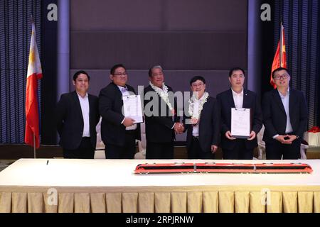 191218 -- MANILLE, 18 décembre 2019 -- le secrétaire philippin du ministère des Transports Arthur Tugade 3rd L et Fu Chengjun 3rd R, directeur général de la China Railway Rolling stock Corporation CRRC Zhuzhou Locomotive Co., Ltd., se serrent la main lors de la cérémonie de signature du contrat à Manille, aux Philippines, le 18 décembre 2019. La Chine et les Philippines ont signé mercredi un accord sur l’achat de trains, les Philippines important pour la première fois des trains de fabrication chinoise. Selon le contrat signé par le fabricant de matériel roulant chinois CRRC Zhuzhou Locomotive Co., Ltd. Et Philippine National Banque D'Images