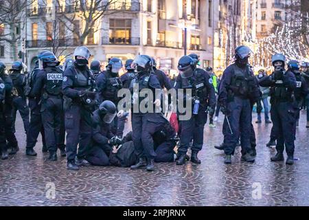 191218 -- PARIS, 18 décembre 2019 Xinhua -- des policiers arrêtent un manifestant lors d'une manifestation à Lille, France, le 17 décembre 2019. La France entre mardi dans le 13e jour du mouvement social anti-réforme des retraites, avec un pourcentage élevé de travailleurs des transports et de l'éducation en grève, ainsi que des dizaines de milliers de manifestants qui frappent les rues des principales villes du pays. Photo de Sébastien Courdji/Xinhua FRANCE-LILLE-GRÈVE-DÉMONSTRATION PUBLICATIONxNOTxINxCHN Banque D'Images