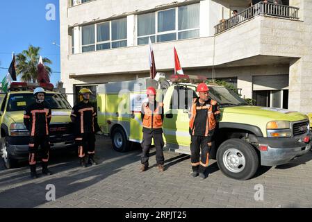 191218 -- GAZA, 18 décembre 2019 Xinhua -- des pompiers palestiniens sont vus lors d'une cérémonie pour livrer des véhicules de lutte contre les incendies et des ambulances à Gaza, le 18 décembre 2019. Les autorités israéliennes ont autorisé mardi l’expédition de 24 véhicules utilisés pour la défense civile dans la bande de Gaza pour la première fois depuis 2007, ont déclaré des responsables à Gaza. Photo de Rizek Abdeljawad/Xinhua MIDEAST-GAZA-CIVIL DEFENSE VEHICLES-SHIPPING PUBLICATIONxNOTxINxCHN Banque D'Images