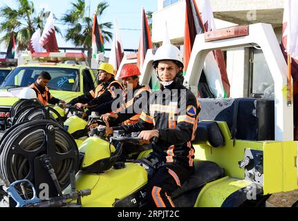 191218 -- GAZA, 18 décembre 2019 Xinhua -- des pompiers palestiniens sont vus lors d'une cérémonie pour livrer des véhicules de lutte contre les incendies et des ambulances à Gaza, le 18 décembre 2019. Les autorités israéliennes ont autorisé mardi l’expédition de 24 véhicules utilisés pour la défense civile dans la bande de Gaza pour la première fois depuis 2007, ont déclaré des responsables à Gaza. Photo de Rizek Abdeljawad/Xinhua MIDEAST-GAZA-CIVIL DEFENSE VEHICLES-SHIPPING PUBLICATIONxNOTxINxCHN Banque D'Images