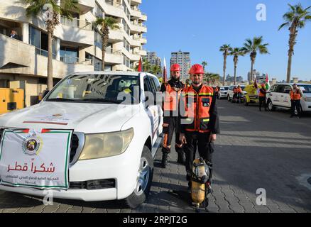 191218 -- GAZA, 18 décembre 2019 Xinhua -- des pompiers palestiniens sont vus lors d'une cérémonie pour livrer des véhicules de lutte contre les incendies et des ambulances à Gaza, le 18 décembre 2019. Les autorités israéliennes ont autorisé mardi l’expédition de 24 véhicules utilisés pour la défense civile dans la bande de Gaza pour la première fois depuis 2007, ont déclaré des responsables à Gaza. Photo de Rizek Abdeljawad/Xinhua MIDEAST-GAZA-CIVIL DEFENSE VEHICLES-SHIPPING PUBLICATIONxNOTxINxCHN Banque D'Images