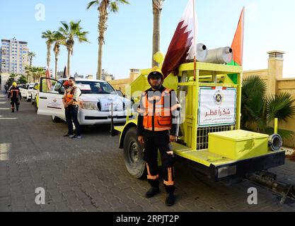 191218 -- GAZA, 18 décembre 2019 Xinhua -- des pompiers palestiniens sont vus lors d'une cérémonie pour livrer des véhicules de lutte contre les incendies et des ambulances à Gaza, le 18 décembre 2019. Les autorités israéliennes ont autorisé mardi l’expédition de 24 véhicules utilisés pour la défense civile dans la bande de Gaza pour la première fois depuis 2007, ont déclaré des responsables à Gaza. Photo de Rizek Abdeljawad/Xinhua MIDEAST-GAZA-CIVIL DEFENSE VEHICLES-SHIPPING PUBLICATIONxNOTxINxCHN Banque D'Images