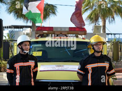 191218 -- GAZA, 18 décembre 2019 Xinhua -- des pompiers palestiniens sont vus lors d'une cérémonie pour livrer des véhicules de lutte contre les incendies et des ambulances à Gaza, le 18 décembre 2019. Les autorités israéliennes ont autorisé mardi l’expédition de 24 véhicules utilisés pour la défense civile dans la bande de Gaza pour la première fois depuis 2007, ont déclaré des responsables à Gaza. Photo de Rizek Abdeljawad/Xinhua MIDEAST-GAZA-CIVIL DEFENSE VEHICLES-SHIPPING PUBLICATIONxNOTxINxCHN Banque D'Images