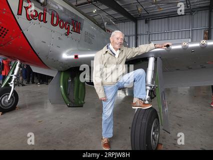 191221 -- BEIJING, le 21 décembre 2019 -- Harry Moyer, un vétéran des Flying Tigers de 99 ans, pose pour des photos avec un vieil avion lors d'un événement honorant les contributions des Flying Tigers lors de la Seconde Guerre mondiale à San Francisco, aux États-Unis, le 7 décembre 2019. PHOTOS XINHUA DU JOUR WuxXiaoling PUBLICATIONxNOTxINxCHN Banque D'Images