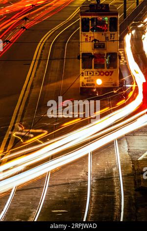 Sentiers légers, feux de circulation, tram, la nuit à l'Amirauté, Hong Kong, SAR, Chine Banque D'Images