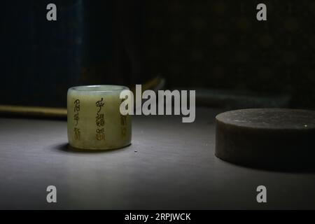 191221 -- PÉKIN, 21 décembre 2019 -- la photo prise le 17 décembre 2019 montre une bague en jade incrustée de caractères en or fabriquée par Guo Weijun à Pékin, capitale de la Chine. En tant que l'un des huit arts et métiers uniques dans l'ancien Pékin, la sculpture de jade a été couronnée comme patrimoine culturel immatériel national en l'an 2008. La technique avec incrustation d'or et d'argent, jouit en particulier d'une réputation de haute art, de valeurs scientifiques et historiques. Guo Weijun, un artisan renommé dans la sculpture de jade incrustée d'or et d'argent, a promu et innové cette technique afin qu'elle puisse être connue et favorisée par plus de peopl Banque D'Images