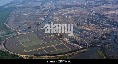 191221 -- NANNING, 21 décembre 2019 -- une photo aérienne prise le 21 décembre 2019 montre des étangs à crevettes près de l'estuaire dans le canton de Dangjiang, dans le comté de Hepu, le long de la baie de Lianzhou dans la région autonome de Guangxi Zhuang, en Chine du Sud. CHINE-GUANGXI-LIANZHOU BAY CN ZhangxAilin PUBLICATIONxNOTxINxCHN Banque D'Images