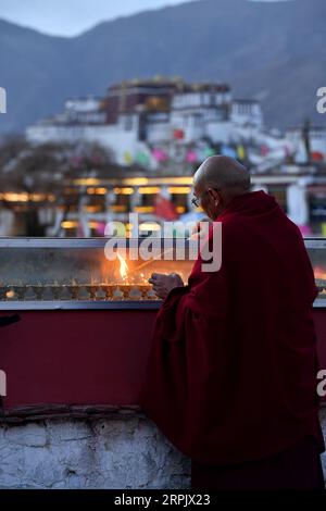 191221 -- LHASSA, 21 décembre 2019 -- Un moine allume des lampes à beurre au temple Jokhang à Lhassa, capitale de la région autonome du Tibet du sud-ouest de la Chine, 21 décembre 2019. Les Tibétains ont allumé des lampes à beurre et prié toute la nuit dans le festival annuel des lampes à beurre commémorant Tsong Khapa, un maître du bouddhisme tibétain. CHINE-LHASSA-LAMPE BEURRE FESTIVAL CN LIXXIN PUBLICATIONXNOTXINXCHN Banque D'Images