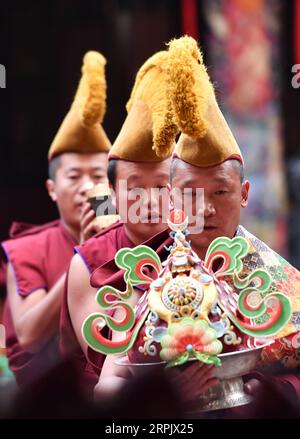 191221 -- LHASSA, 21 décembre 2019 -- des moines assistent à un festival Butter Lamp au temple Jokhang à Lhassa, capitale de la région autonome du Tibet du sud-ouest de la Chine, le 21 décembre 2019. Les Tibétains ont allumé des lampes à beurre et prié toute la nuit dans le festival annuel des lampes à beurre commémorant Tsong Khapa, un maître du bouddhisme tibétain. CHINE-LHASSA-LAMPE BEURRE FESTIVAL CN CHOGO PUBLICATIONXNOTXINXCHN Banque D'Images