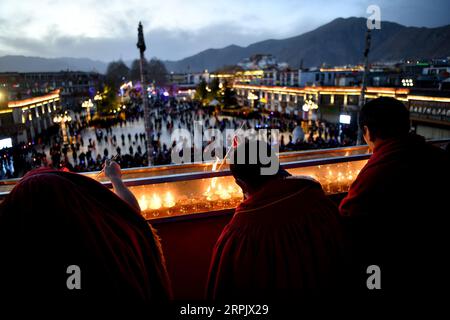 191221 -- LHASSA, 21 décembre 2019 -- les moines allument des lampes à beurre au temple Jokhang à Lhassa, capitale de la région autonome du Tibet du sud-ouest de la Chine, 21 décembre 2019. Les Tibétains ont allumé des lampes à beurre et prié toute la nuit dans le festival annuel des lampes à beurre commémorant Tsong Khapa, un maître du bouddhisme tibétain. CHINE-LHASSA-LAMPE BEURRE FESTIVAL CN LIXXIN PUBLICATIONXNOTXINXCHN Banque D'Images