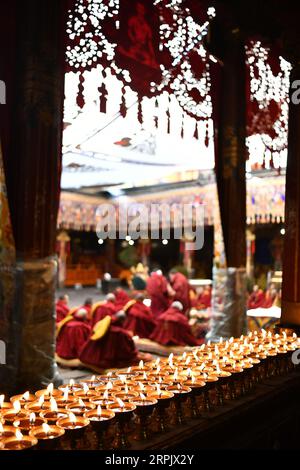 191221 -- LHASSA, 21 décembre 2019 -- des moines assistent à un festival Butter Lamp au temple Jokhang à Lhassa, capitale de la région autonome du Tibet du sud-ouest de la Chine, le 21 décembre 2019. Les Tibétains ont allumé des lampes à beurre et prié toute la nuit dans le festival annuel des lampes à beurre commémorant Tsong Khapa, un maître du bouddhisme tibétain. CHINE-LHASSA-LAMPE BEURRE FESTIVAL CN LIXXIN PUBLICATIONXNOTXINXCHN Banque D'Images