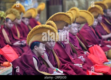 191221 -- LHASSA, 21 décembre 2019 -- des moines assistent à un événement au temple Jokhang à Lhassa, capitale de la région autonome du Tibet du sud-ouest de la Chine, le 21 décembre 2019. Les Tibétains ont allumé des lampes à beurre et prié toute la nuit dans le festival annuel des lampes à beurre commémorant Tsong Khapa, un maître du bouddhisme tibétain. CHINE-LHASSA-LAMPE BEURRE FESTIVAL CN CHOGO PUBLICATIONXNOTXINXCHN Banque D'Images